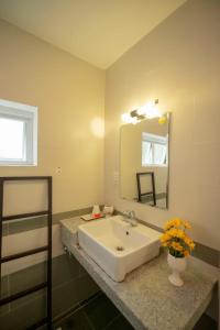 Phòng Có Giường Cỡ King Với Ban Công (King Room with Balcony)