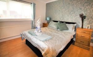 2 Bed House - Sleeps 4 - Parking - Pets - Garden