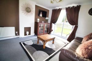 2 Bed House - Sleeps 4 - Parking - Pets - Garden