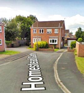 2 Bed House - Sleeps 4 - Parking - Pets - Garden