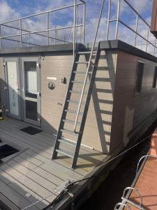 Houseboat Isola