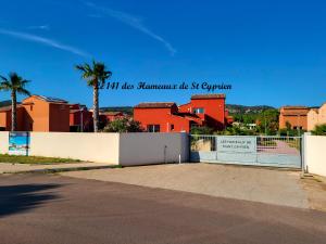 Joli T2 climatisé au calme à 10 mm de Porto-Vecchio dans une résidence de tourisme