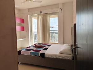 Lakeview 3BHK on 12th Floor for Family with Vehicle