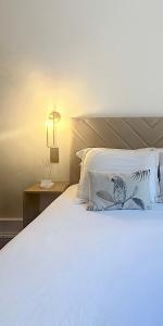 So Guest, Clou dans le fer, modern suite near cathedral