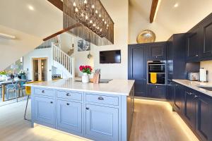 Exclusive 3 Bedroom Penthouse - 2 Bath & Mezzanine