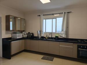 Apto de 180m vista mar, com 03 suites equipadas com ar condicionado, tvs e sacada, varanda gourmet e 02 vagas de garagem cobertas, a 50 metros da praia Tupi