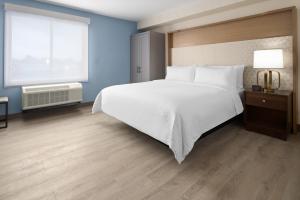 Standard King Room - Communications/Mobility Accessible room in Quality Inn West End