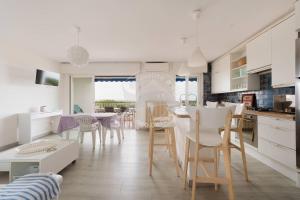 AS13357 - P3 face à la plage sans route à traverser, proche centre ville avec parking privé