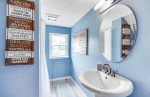 Family Lakeside Escape with Private Beach and Calm Waters