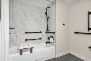 King Room - Hearing Accessible - Non-Smoking room in Crowne Plaza Hotel Virginia Beach-Norfolk an IHG Hotel