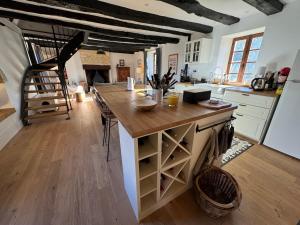 Maisons de vacances Le corps de Ferme et la Grange a Chassagne : photos des chambres