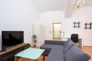 Cozy 1BD Apartment in Historic Central Vienna Building