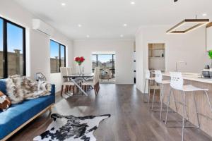 Modern Beach Retreat 4 bedrooms - 3hvězdičkové hotely ve městě Papamoa