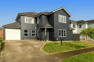 Spacious home on landing drive - Pyes Pa