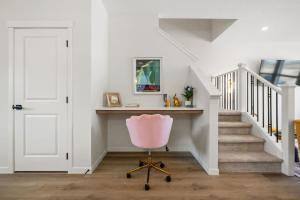 3 Bedroom Detached Home with Free Parking, Netflix, Free Banff Pass, King Size Bed & Portable AC