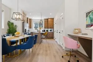 3 Bedroom Detached Home with Free Parking, Netflix, Free Banff Pass, King Size Bed & Portable AC - Bottrel