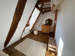 Maisons de vacances Le corps de Ferme et la Grange a Chassagne : Maison de Vacances 4 Chambres