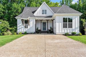 Cottage with 3 King Beds, 3 min to Marina, Fire Pit