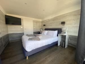 Superior King Room room in The WatersEdge Canal Cottages