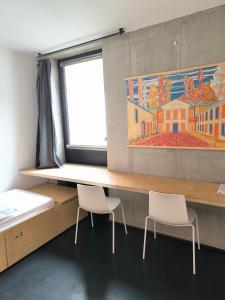 Auberges de jeunesse Auberge de Jeunesse HI Cahors : Chambre 6 Lits avec Salle de Bains