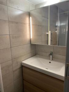 Appartements Anatole - T3 - Moderne - Climatise - 1er etage - Tres grande terrasse - Vue magnifique et degagee : photos des chambres