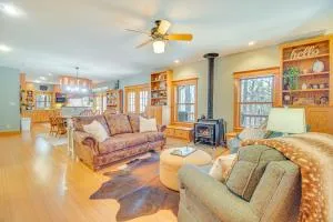 Charming Family Cabin with Fire Pits in Clarksville - Scranton