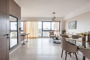 Encantador Apto en Torre de Lujo, Piscina, AC & Parking