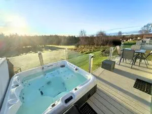 Hot Tub Lodge with Panoramic Views & Free Golf - Longframlington