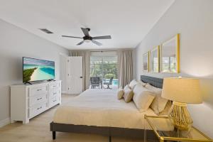 Cape Coral Home with Huge Heated Pool & Lanai