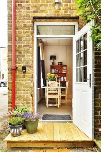 Hampton Court Grand Snug Sleeps 6 - Palace walk