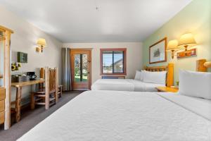 Deluxe Queen Room with Two Queen Beds room in Mt Gardner Inn