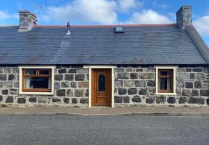 Number Forty Two, Portsoy - A 3 bedroom cottage with sea views