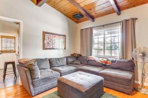 Peaceful Vista House with Gas Grill 1 Mi to Dtwn!