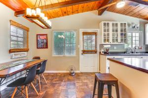 Peaceful Vista House with Gas Grill 1 Mi to Dtwn!