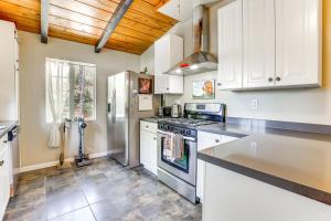 Peaceful Vista House with Gas Grill 1 Mi to Dtwn!