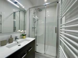 BnGo I Le Spacieux I 3 chambres, 2 salles de bain, 1 toilette, parking privé gratuit, 8 personnes, Vieux Lyon hypercentre