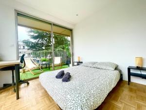 BnGo I Le Spacieux I 3 chambres, 2 salles de bain, 1 toilette, parking privé gratuit, 8 personnes, Vieux Lyon hypercentre