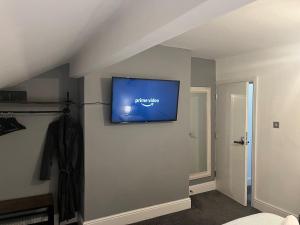 Flat3 large modern king Bed flat private bathroom ryans place