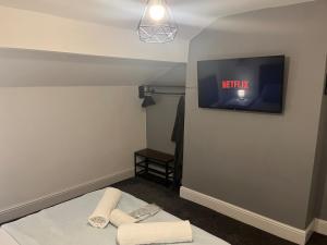 Flat3 large modern king Bed flat private bathroom ryans place