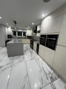 Stylish 6-Bed Retreat with Parking and Jacuzzi - 法恩伯勒