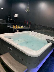 Love Room luxe avec jacuzzi privé