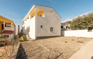Beautiful Apartment In Petrcane 