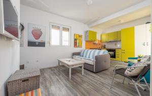 Beautiful Apartment In Petrcane 