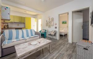 Beautiful Apartment In Petrcane