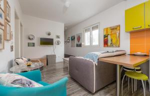 Beautiful Apartment In Petrcane