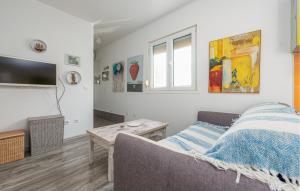 Beautiful Apartment In Petrcane