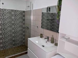 El-Mis little house in Theologos