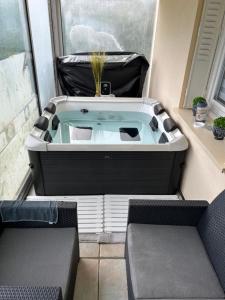 Villas Jolie Villa independante climatisee 3 chambres tout confort 6 couchages, piscine chauffee 4 X 8 disponible selon meteo de Mai a fin Septembre, Jacuzzi 4 places, boulodrome eclaire, ping-pong, wifi, proche commerces Animaux domestiques sur demande : photos des chambres