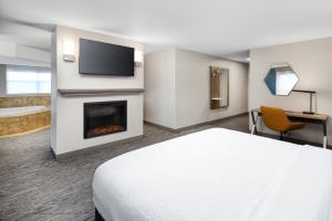King Suite with Spa Bath room in Holiday Inn Express & Suites - Green Bay East an IHG Hotel