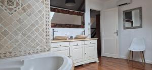 Villas Ma Demoiselle d-Oe - maison climatisee -3 etoiles : photos des chambres